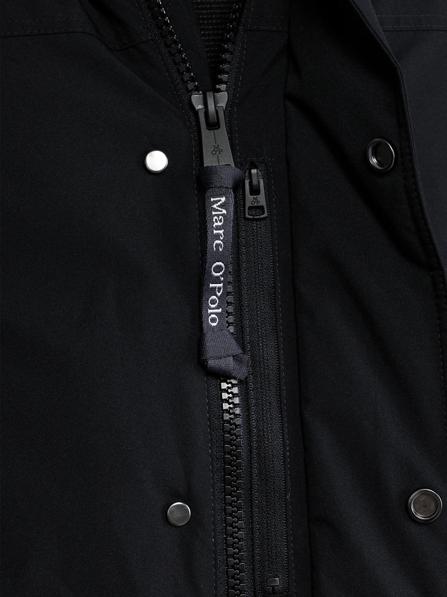 Куртка черного цвета с капюшоном